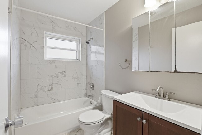 Building Photo - 3 bedroom 2 bath house in Northwood Pines