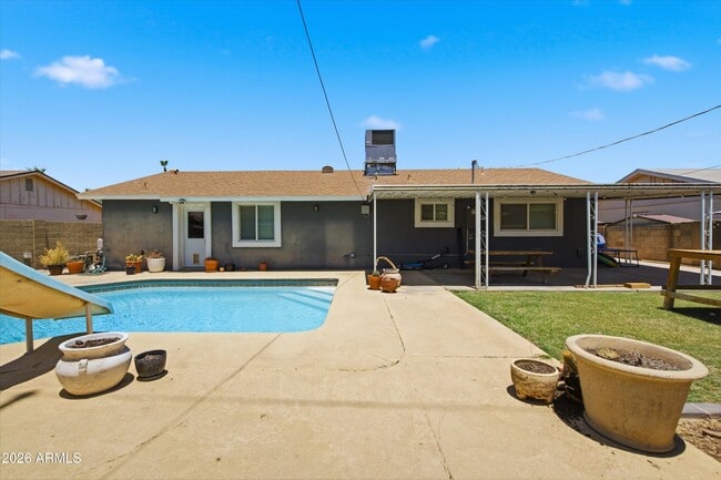 Building Photo - 1015 E Marigold Ln