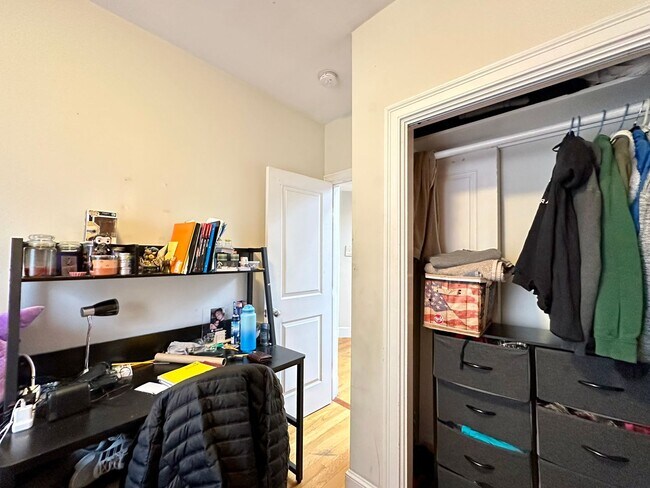 Building Photo - Really niceeee 4 bed in Mission Hill