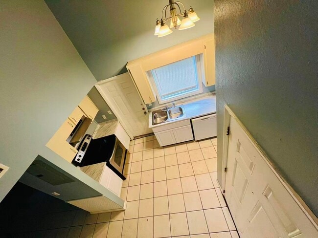 Building Photo - Nice 2bed and 1.5 bath townhouse near USF