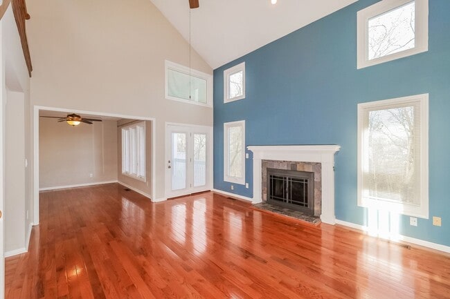 Building Photo - Shawnee Townhome with Tree Line Views and Three Levels of Living