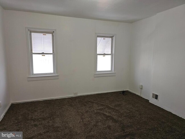 Building Photo - 43 E Silver St