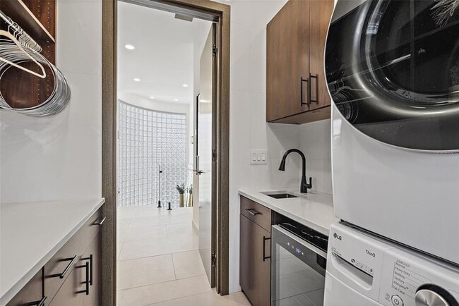 Building Photo - 585 Dolphin Ave SE