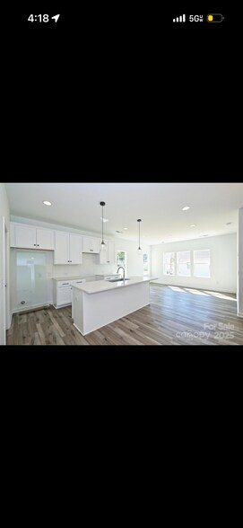 Building Photo - 2735 Primrose Ave