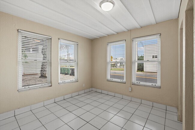 Building Photo - 137 Riberia St