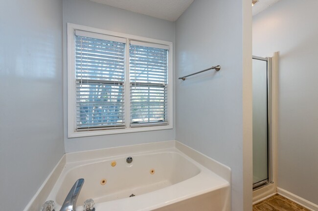 Building Photo - Spacious 4-Bedroom Home in Westside Athens...