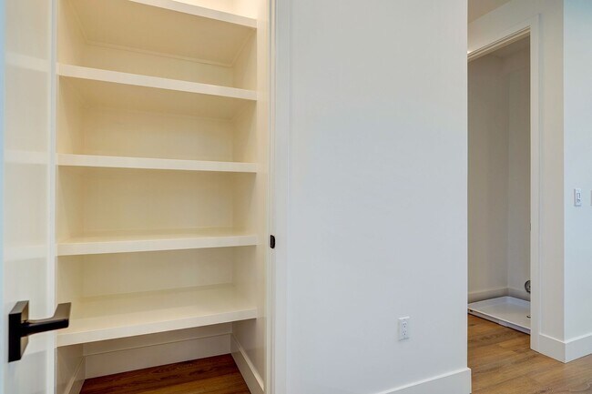 Building Photo - Fantastic Multi-Level Townhome - 3 bed 3 b...