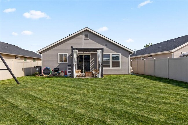 Building Photo - Perfect Location 3 Bed 2 Bath Home with SO...