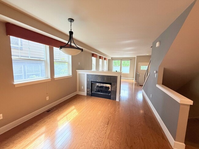 Building Photo - West Seattle Townhome