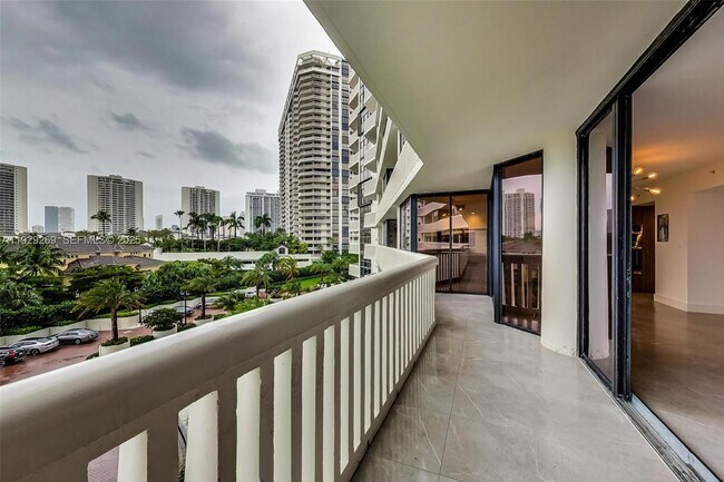 Building Photo - 1000 W Island Blvd