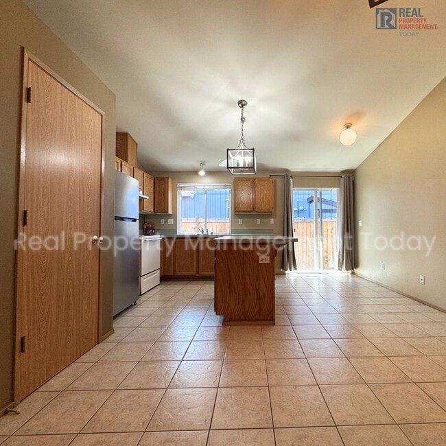 Building Photo - Great 3 bedroom home available NOW Close T...