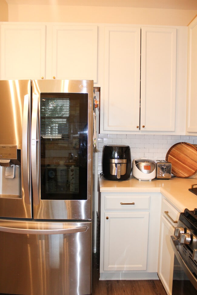Samsung smart-refrigerator in unit - 1607 Kemah Dr