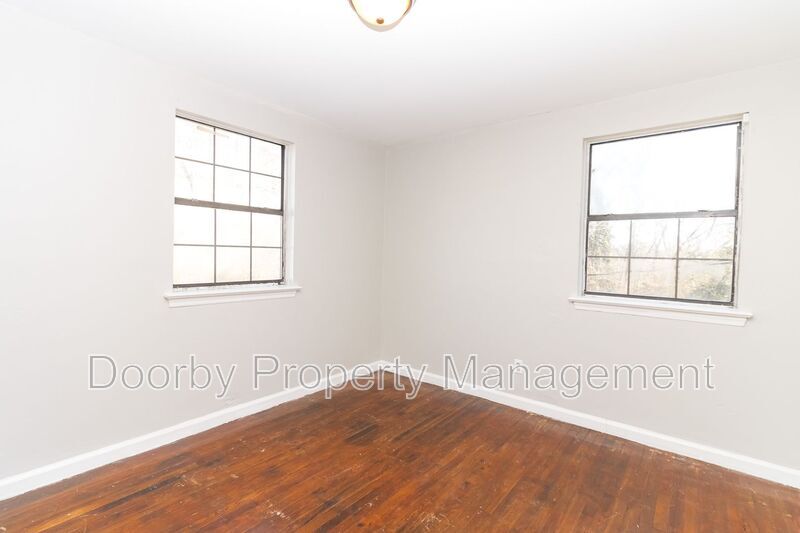 Building Photo - 3302 Pinewood Ave