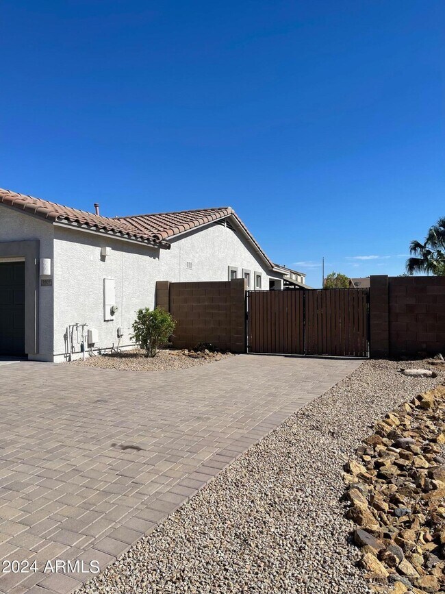 Building Photo - 7807 W Quail Ave