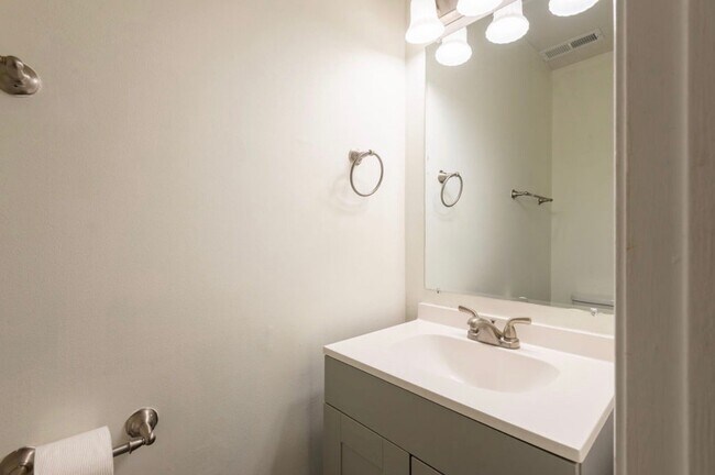 Building Photo - 15249 Broadwater Cir