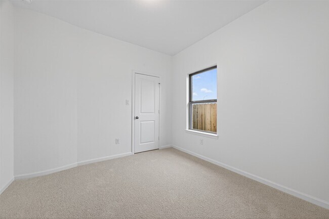 Building Photo - 5015 Bowen Pr Dr