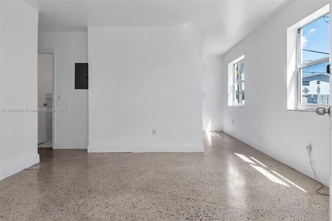 Building Photo - 644 SW 10th St