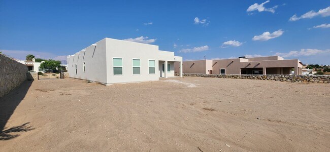 Building Photo - 3049 Chippewa Summit