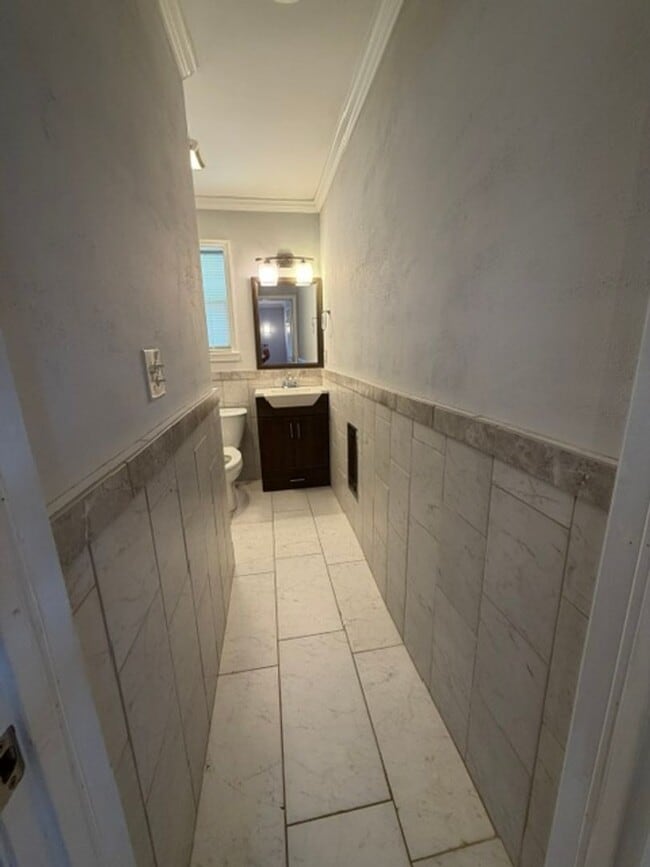 Building Photo - Beautiful 3 Bedroom 2 Bath with fenced in backyard