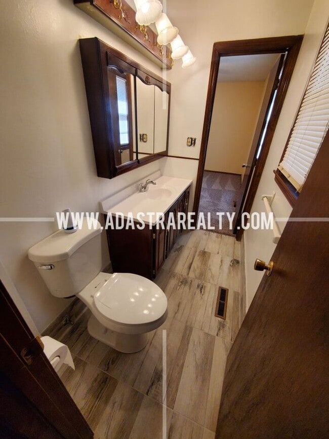 Building Photo - Very Nice Home in South KCMO-Available NOW!!