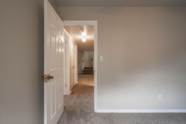 Building Photo - Spacious Updated Townhome in Downtown St. ...