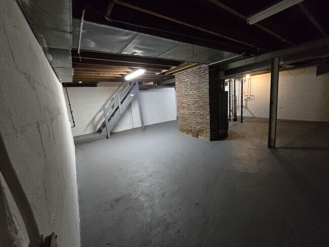Building Photo - Spacious 3-Bedroom Rental in St. Louis! (Section 8 Welcome)