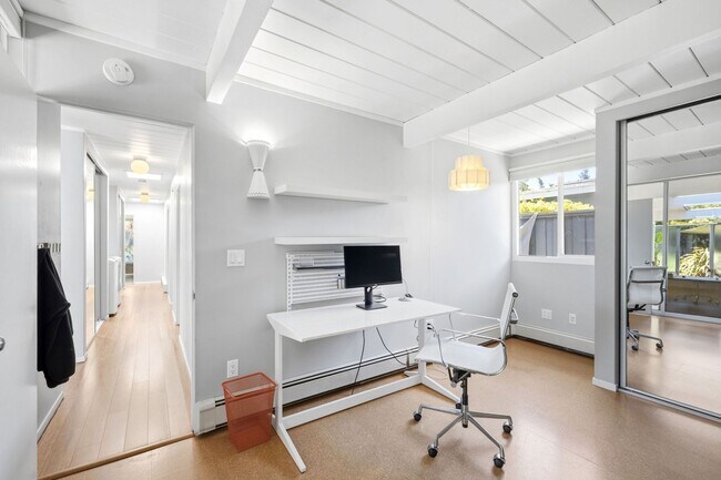 Building Photo - Beautifully Remodeled, Furnished 3 Bed + Office, 2 Bath Home- Available Short Term Only!