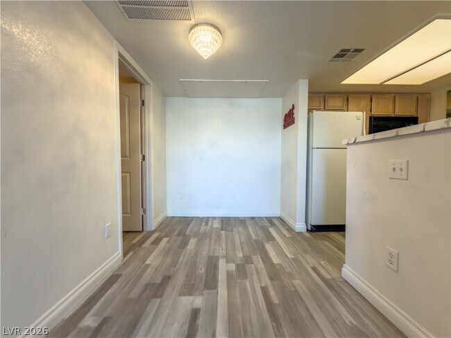 Building Photo - 8070 W Russell Rd