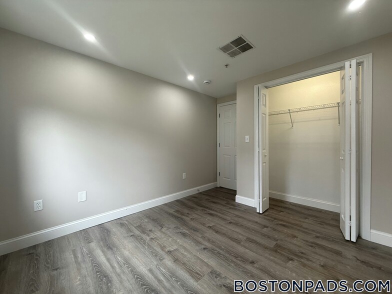 Building Photo - 21 Kenmar Dr