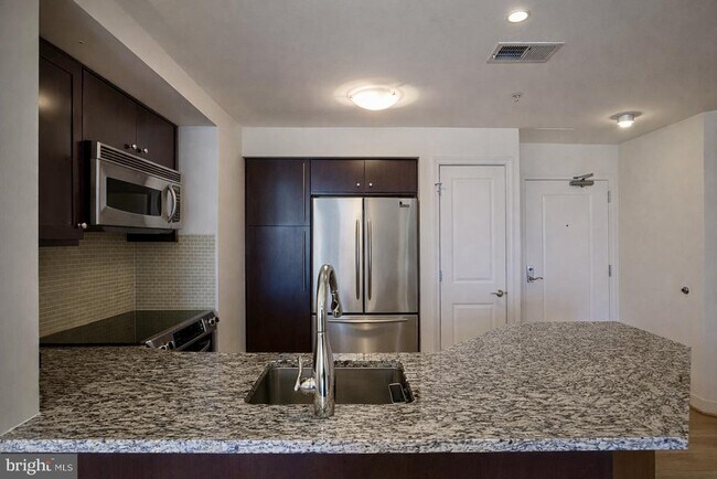 Building Photo - 675 S President St