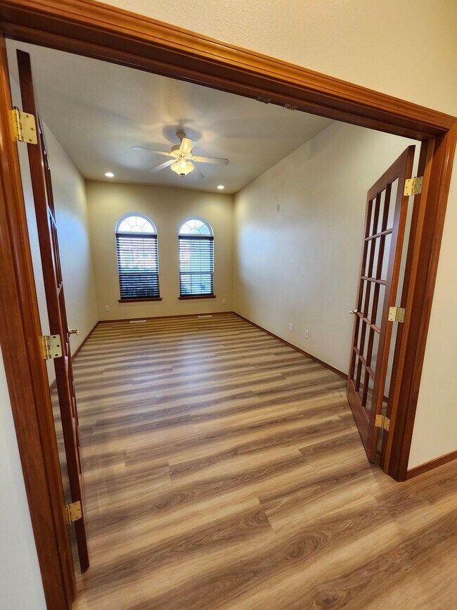 Building Photo - New Listing in a Beautiful Location in a Golf Community
