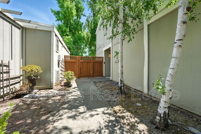 Building Photo - 617 Garden Creek Pl