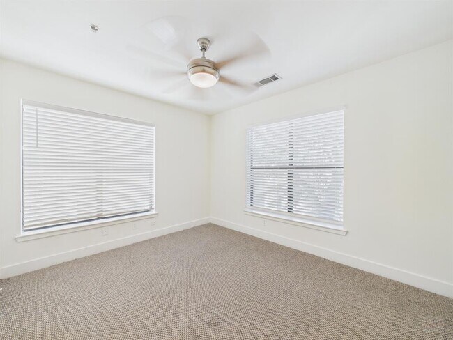 Building Photo - 711 W 32nd St