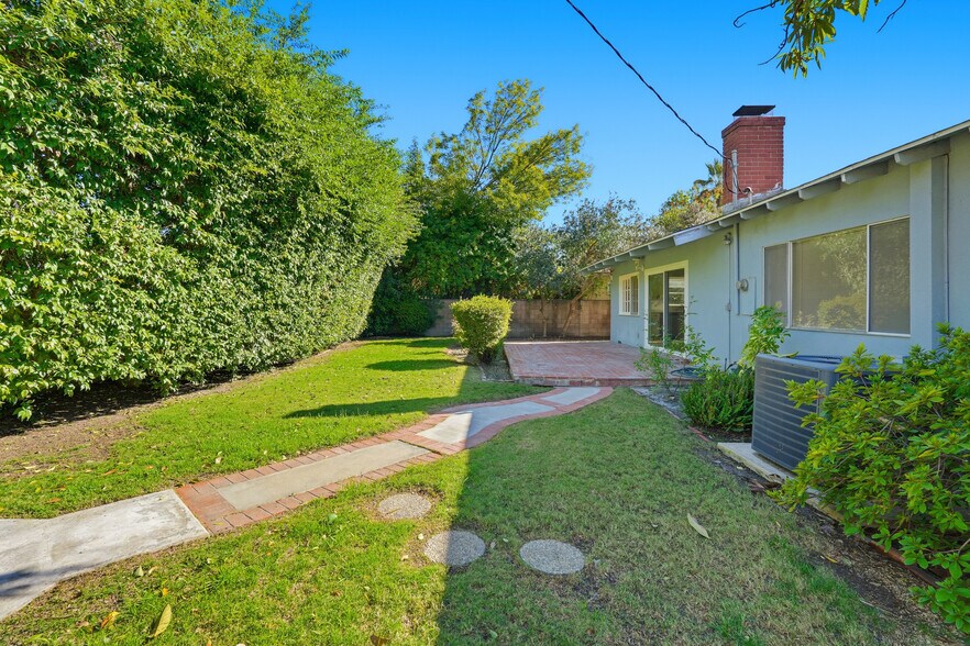 Building Photo - 23723 Aetna St