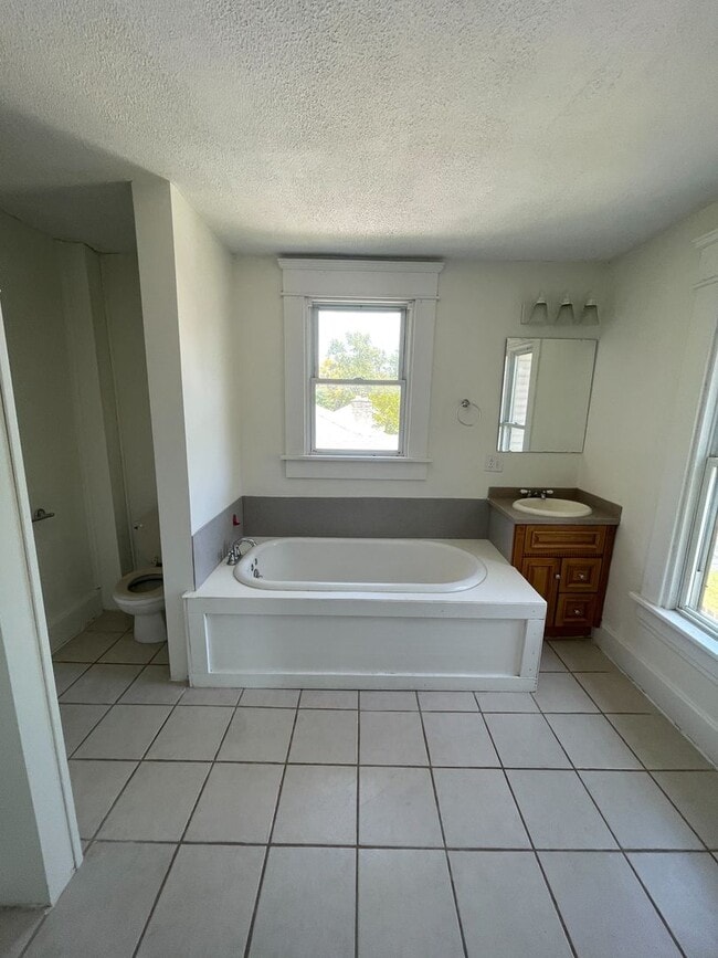 Building Photo - Spacious 3-Bedroom, 2-Bath Home – Great Lo...