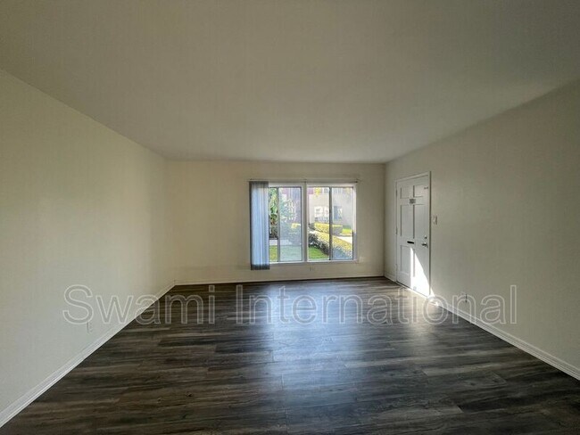 Building Photo - 622 1/2 E 97th