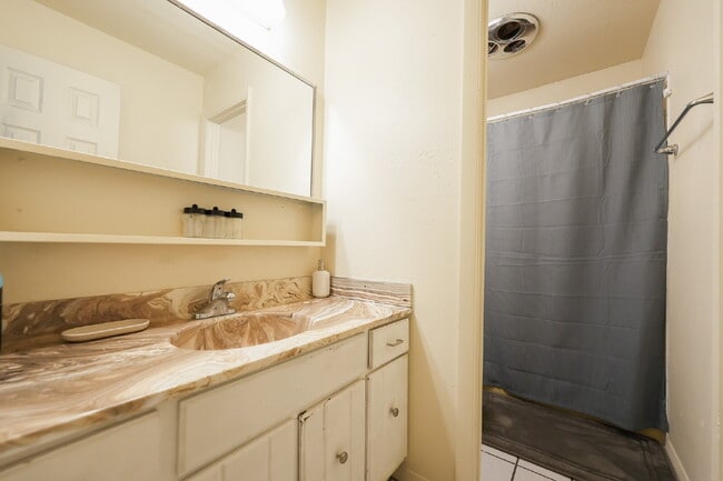 Building Photo - Furnished Master Bedroom 3 with Patio Access — Shared Executive Home