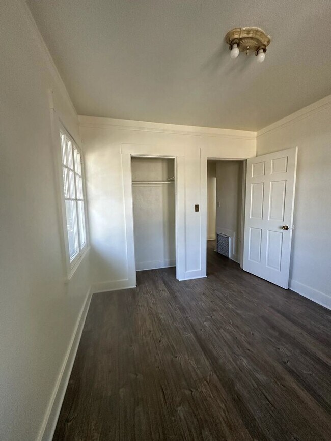 Building Photo - 2024 Darrow Ave