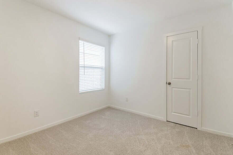 Building Photo - 1712 Crossbill St