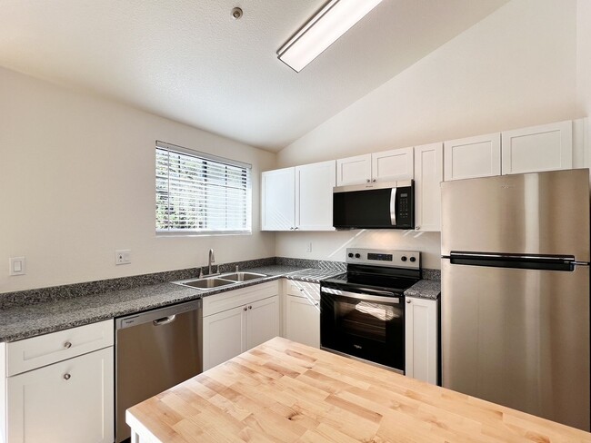 Building Photo - Renovated One Bedroom Condo with Single Ca...