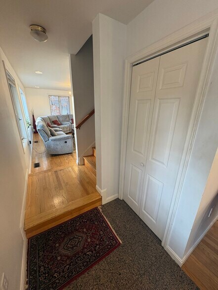 Building Photo - 309 Beacon St