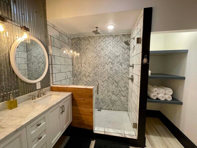 Building Photo - 719 S. Baker St.