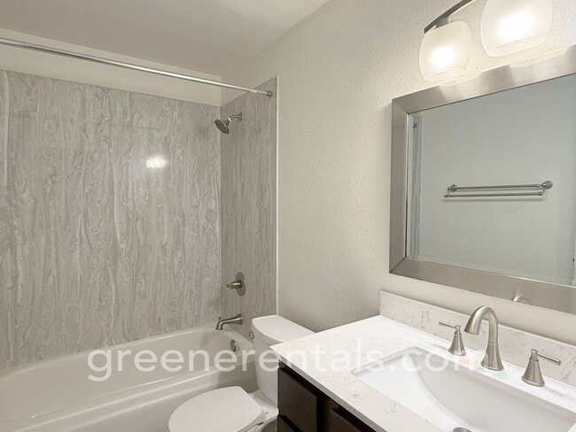 Building Photo - 2BR/1BA Duplex in Desirable West Olympia L...