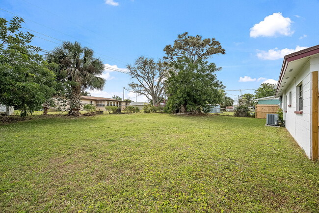 Building Photo - 3 bedrooms with a large fenced yard in Mel...