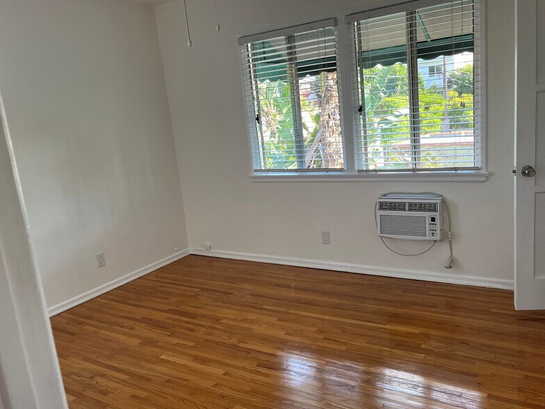 Building Photo - 1346 S Cloverdale Ave