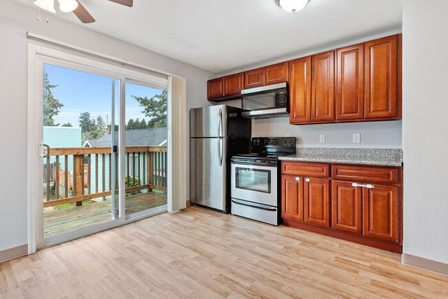 Building Photo - 2 bedroom 1 bath with washer/dryer include...