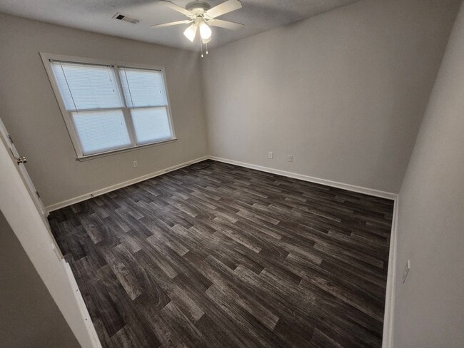 Building Photo - North Columbus 3 Bedrooms 2 Baths fenced