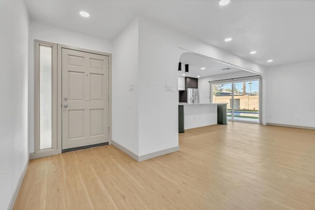 Building Photo - Completely Remodeled 6 bedroom/4 bath Home with New Pool