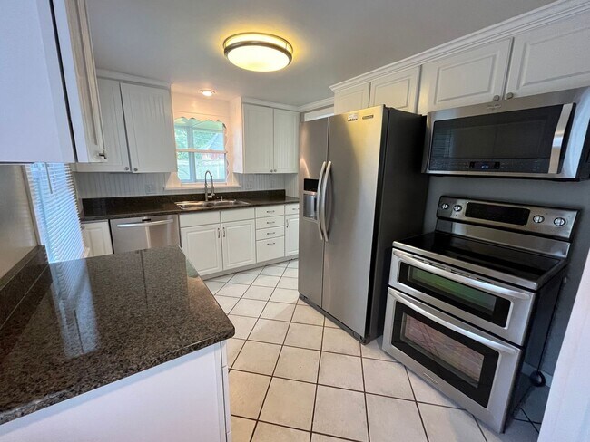 Building Photo - 3 Bed 1 Bath Downtown St. Joseph