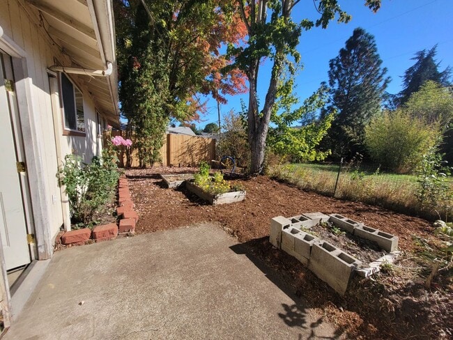 Building Photo - HOO-360-18th